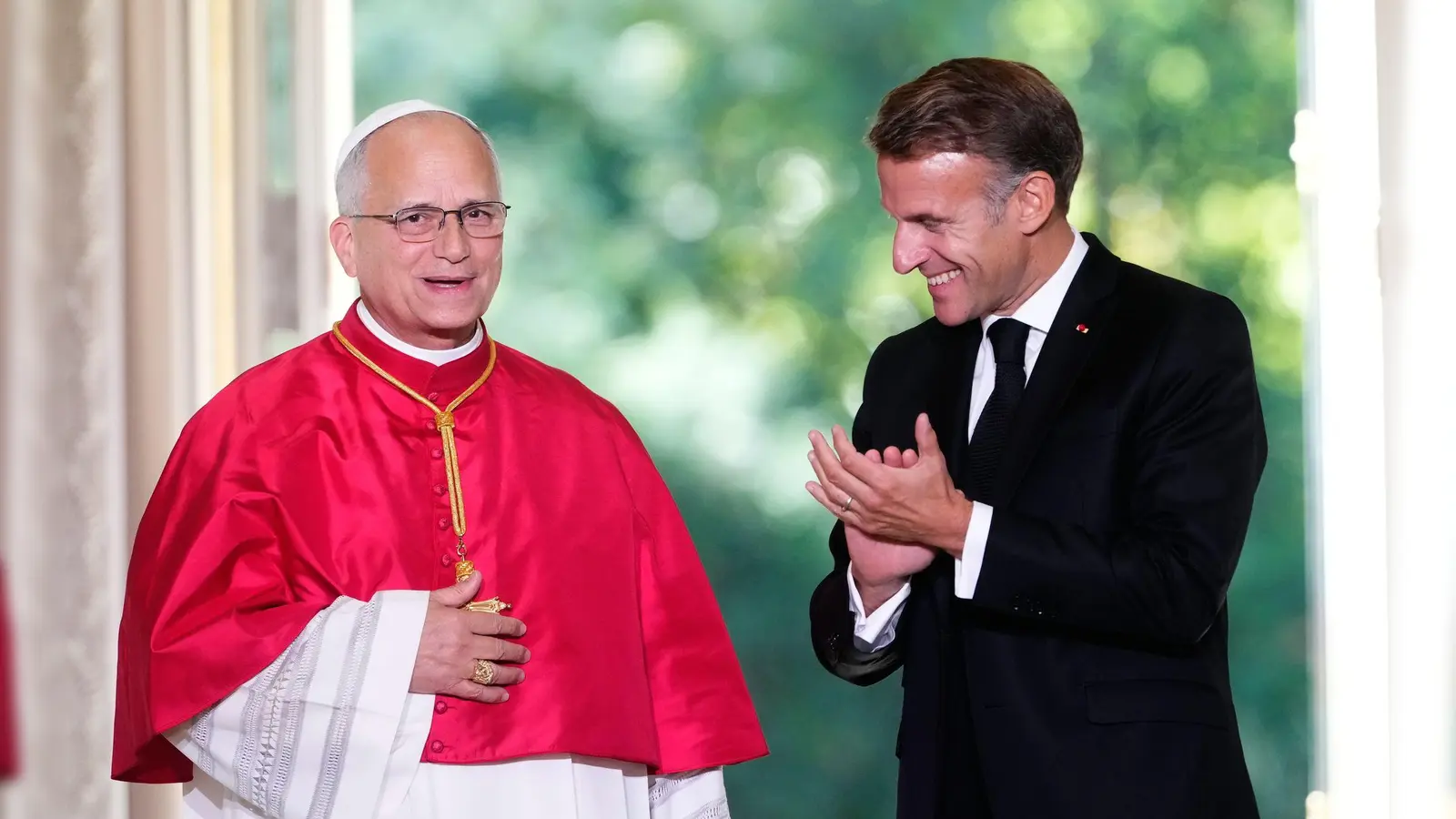 Frankreichs Präsident Emmanuel Macron beklatscht den Gast aus dem Vatikan. (Foto: Teresa Suarez/AP POOL/AP/dpa)