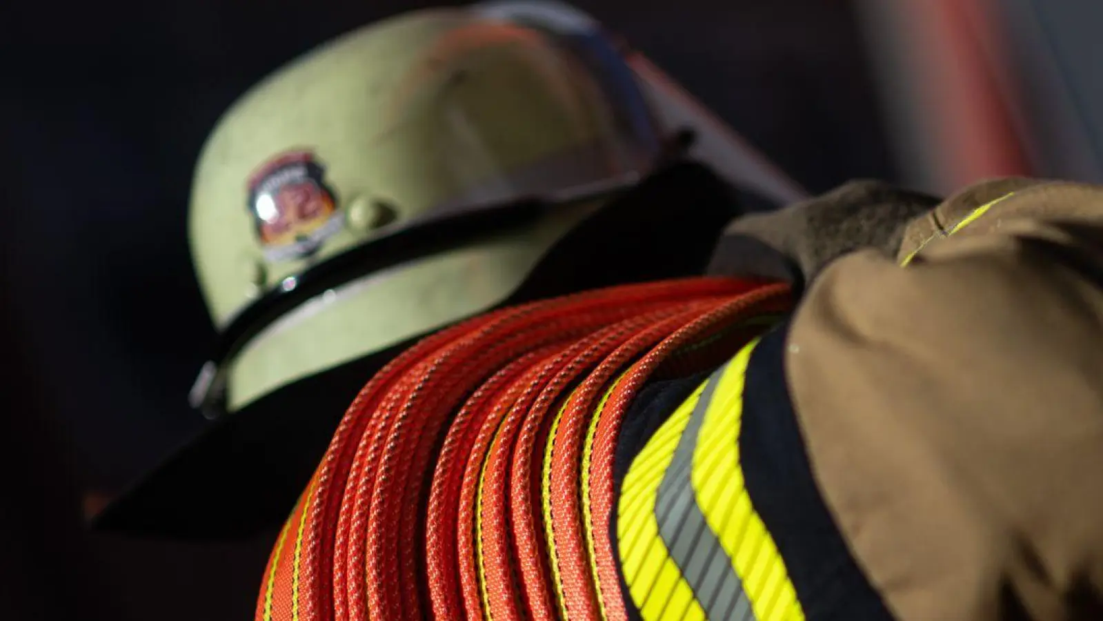Feuerwehrleute löschen die Flammen auf einem Recyclinghof. (Symbolbild) (Foto: Marijan Murat/dpa)
