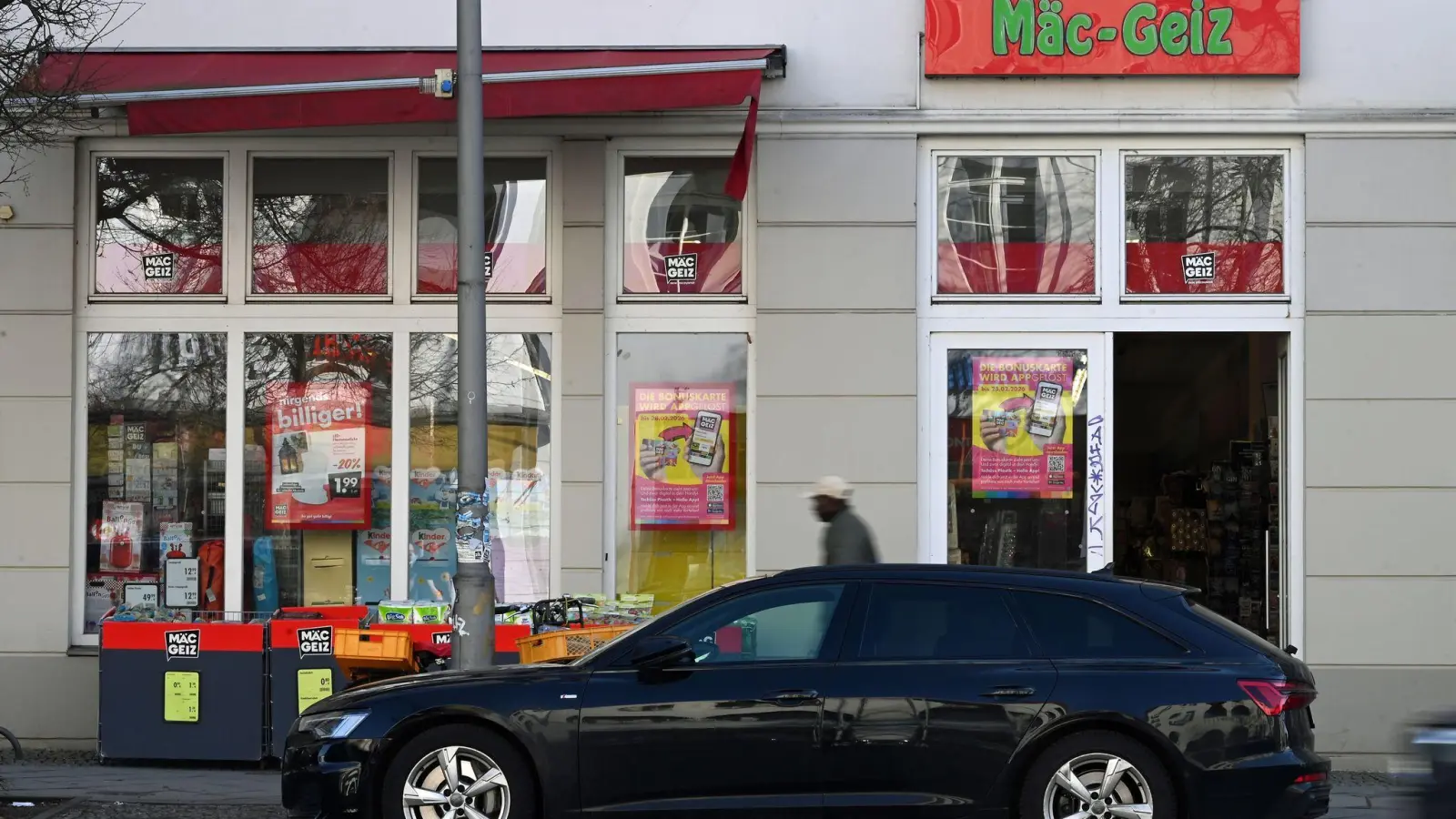 In vielen ostdeutschen Städten gibt es Filialen der Kette Mäc Geiz. (Foto: Elisa Schu/dpa)