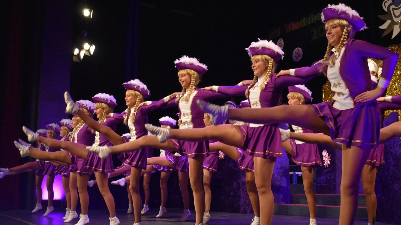 Akrobatik pur zeigt die Jugendgarde. (Foto: Katrin Merklein)