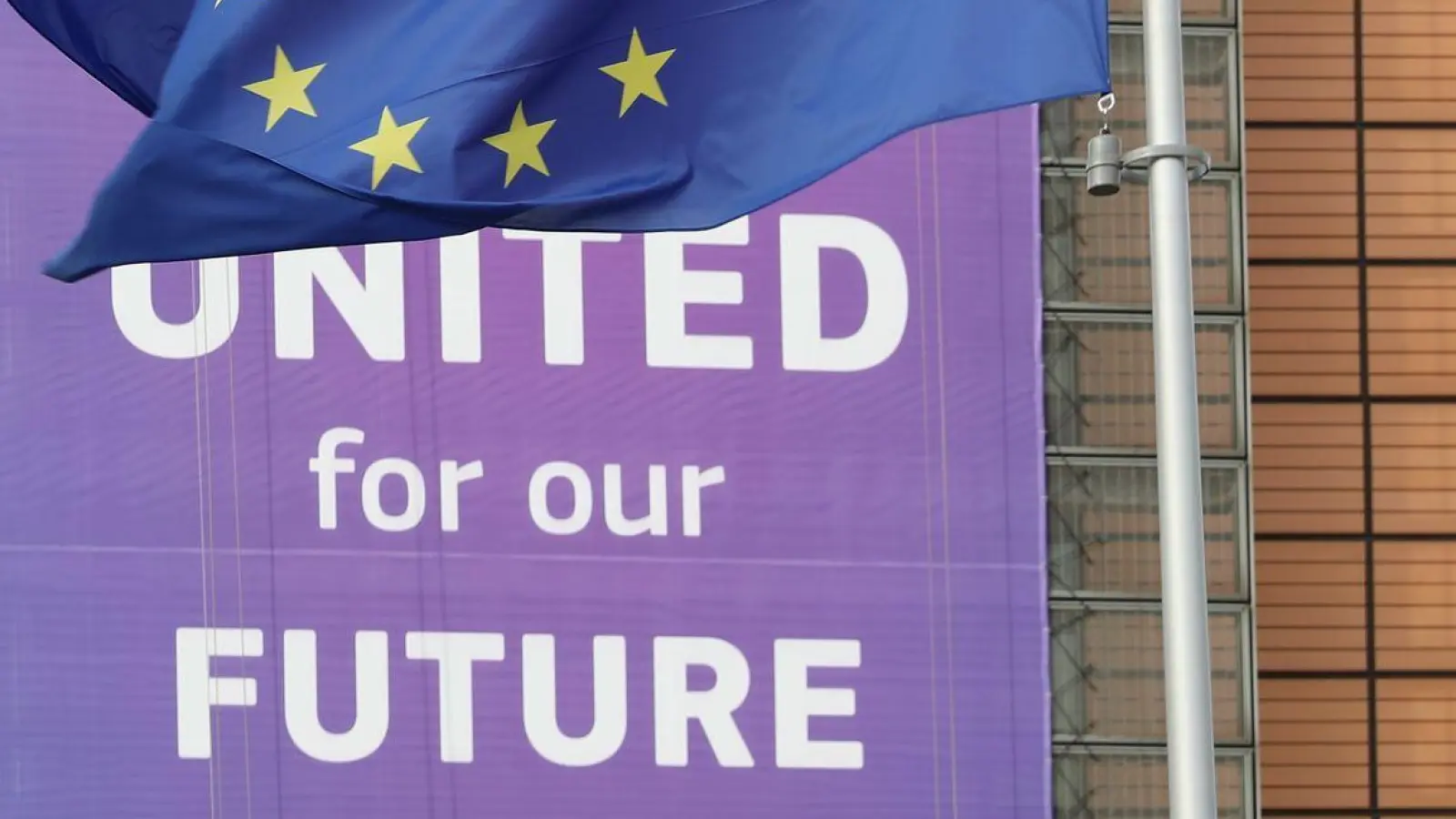 Die Europäische Kommission hat bisher 19 Standorte für große KI-Fabriken ausgewählt. (Archivbild)  (Foto: Meng Dingbo/XinHua/dpa)