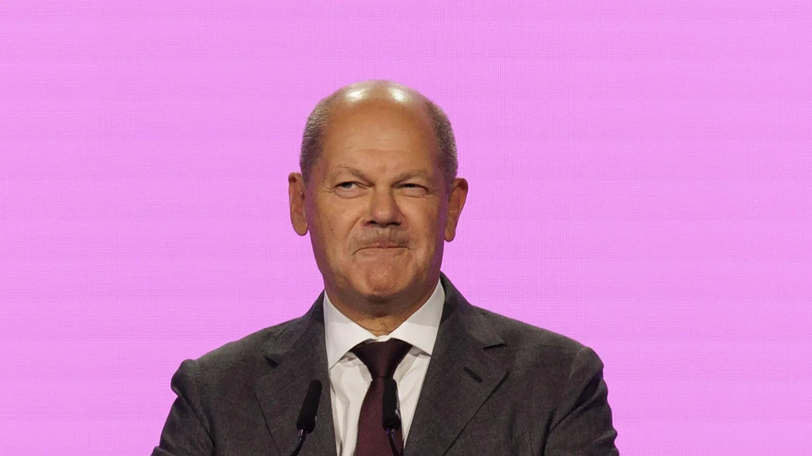 Olaf Scholz in einem ungewohnten Setting: Vor einem knallpinken Hintergrund auf der IFA 2024 (Foto: Carsten Koall/dpa)