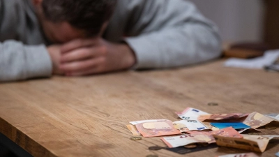 Viele Haushalte in Deutschland sind überschuldet. (Symbolbild) (Foto: Hannes P Albert/dpa)