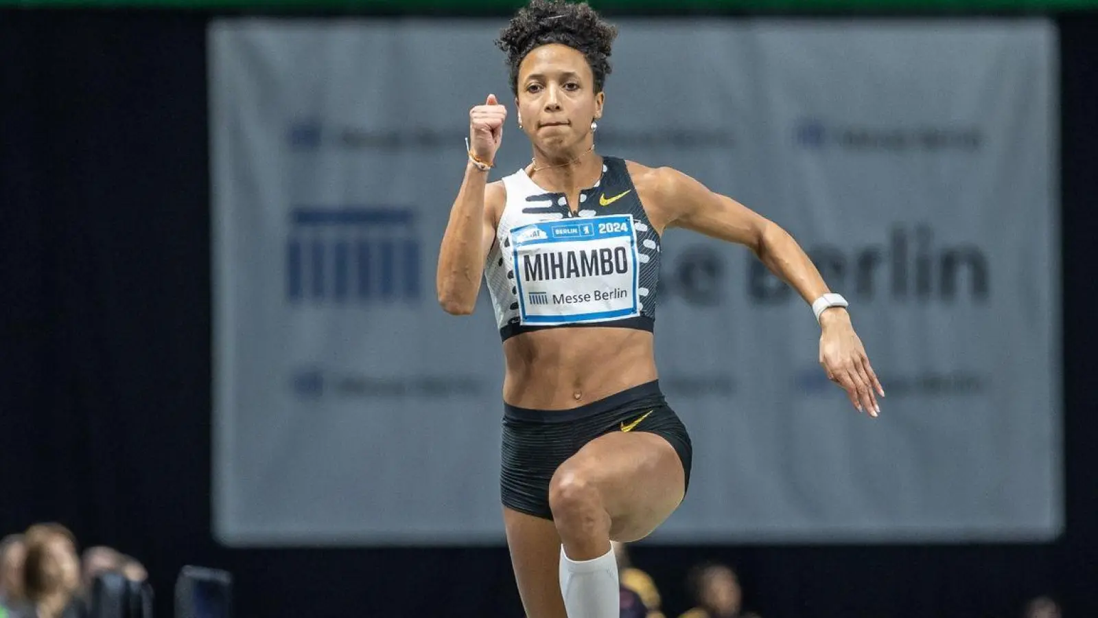 Sprang beim Istaf Indoor in Berlin zum Sieg: Weitspringerin Malaika Mihambo. (Foto: Andreas Gora/dpa)