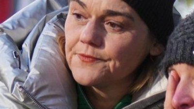 Menschen trauern hinter Blumen und Briefen in der Nähe der abgeriegelten Le Constellation Bar, wo ein verheerender Brand während der Neujahrsfeierlichkeiten Tote und Verletzte forderte. (Foto: Antonio Calanni/AP/dpa)