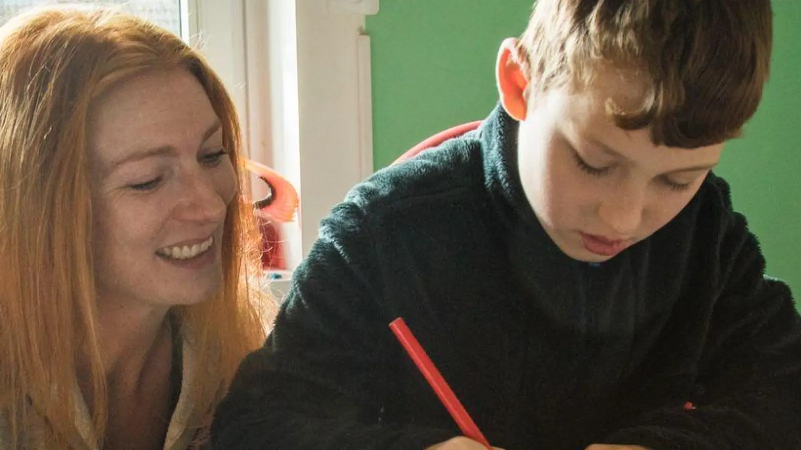 Worte prägen das Selbstbild: Positive Rückmeldungen stärken das Selbstwertgefühl von Kindern. (Foto: Christin Klose/dpa-tmn)