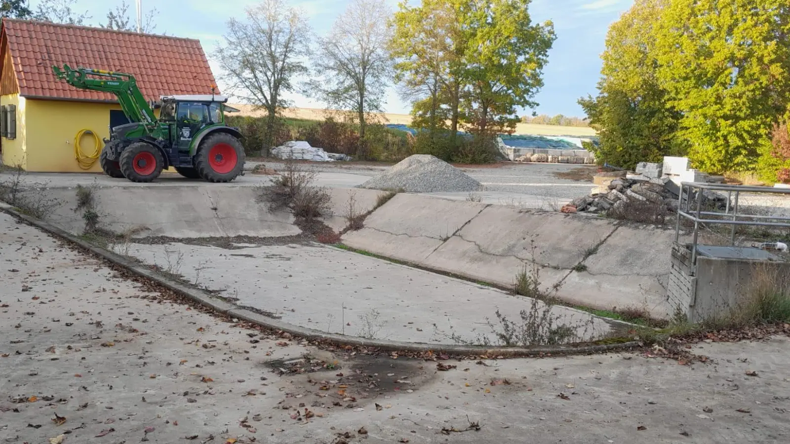 Geplant ist, das Betonbecken auf der Kläranlage in Adelhofen zu verfüllen. Um Kosten zu sparen, würde man gerne möglichst viel über Hand- und Spanndiensten machen. (Foto: Florian Hirsch)