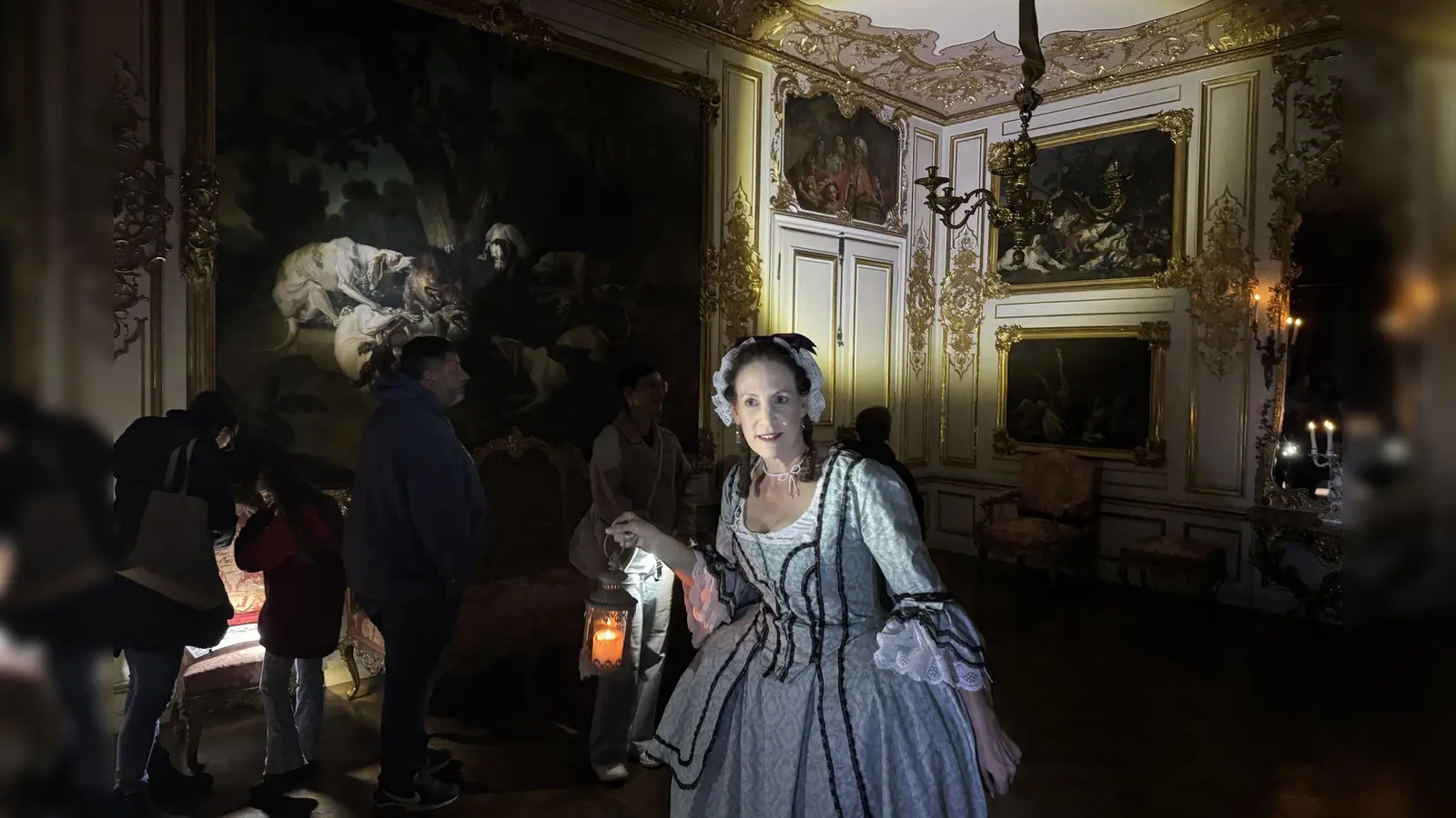 Oberhofmeisterin Maria Anna alias Birgit Klopfer zeigt den Besucherinnen und Besuchern, wie es nachts im Ansbacher Schloss aussieht.  (Foto: Lara Hausleitner)