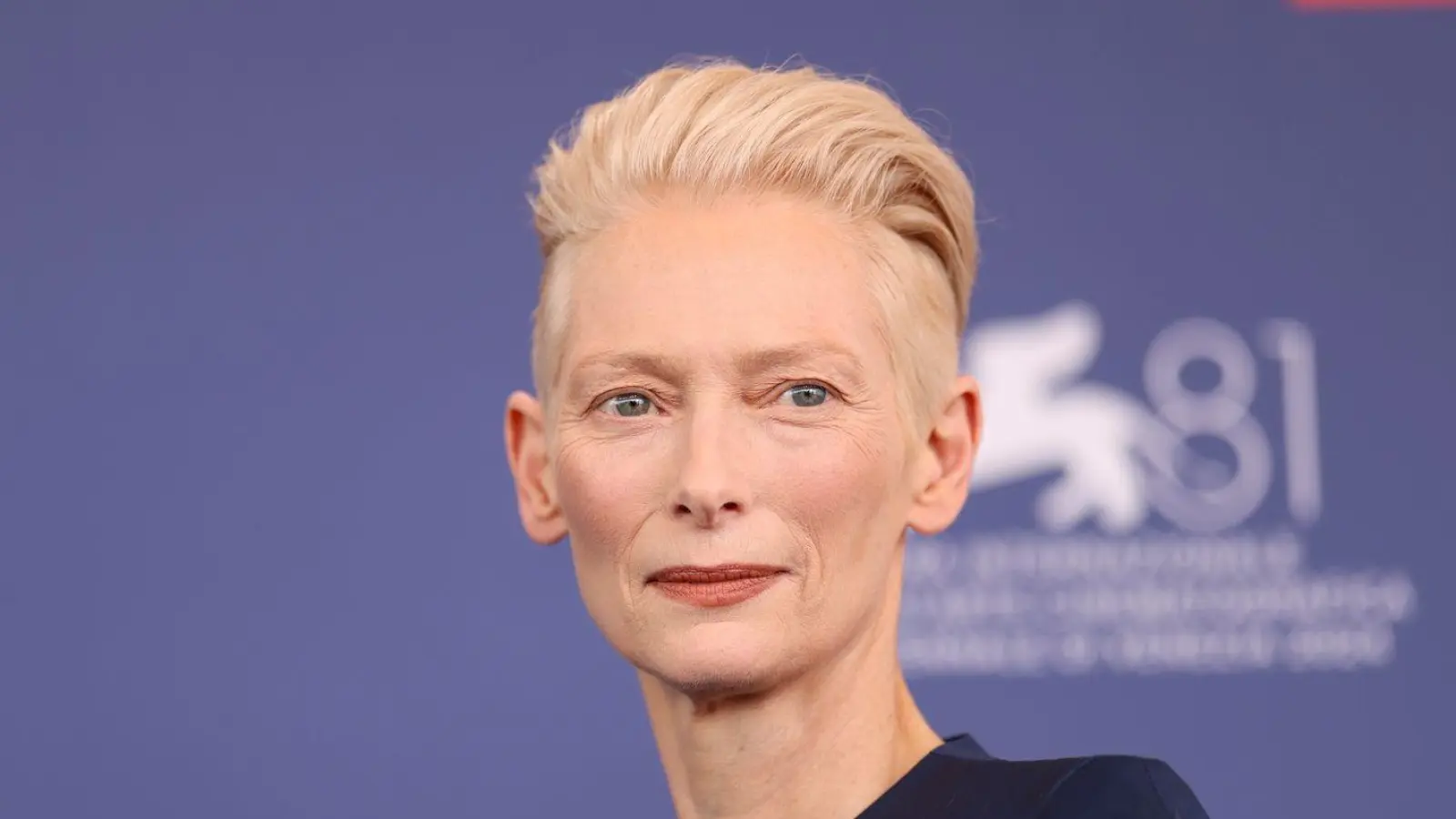 Tilda Swinton hat in Venedig über ihre Bewunderung für Pedro Almodóvar gesprochen. (Foto: Vianney Le Caer/Invision/AP/dpa)