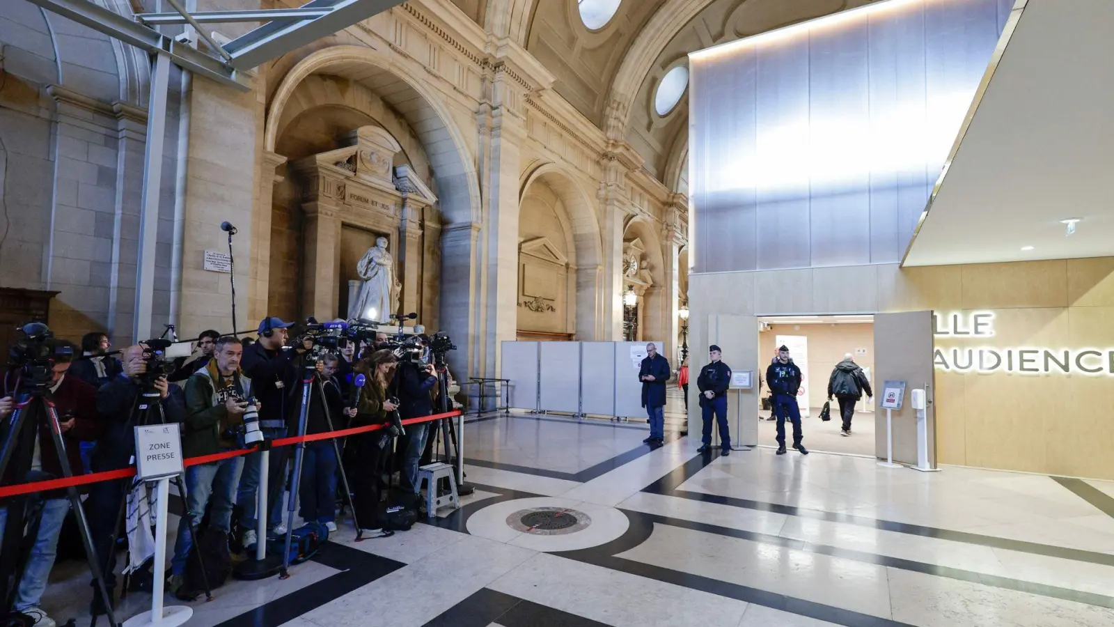 Unter großem Medieninteresse hat in Paris der Prozess um den Mord an dem Lehrer Samuel Paty begonnen. (Foto: Stephane De Sakutin/AFP/dpa)