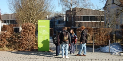 Studierende vor der Hochschule in Triesdorf. (Foto: Christian Treffer)