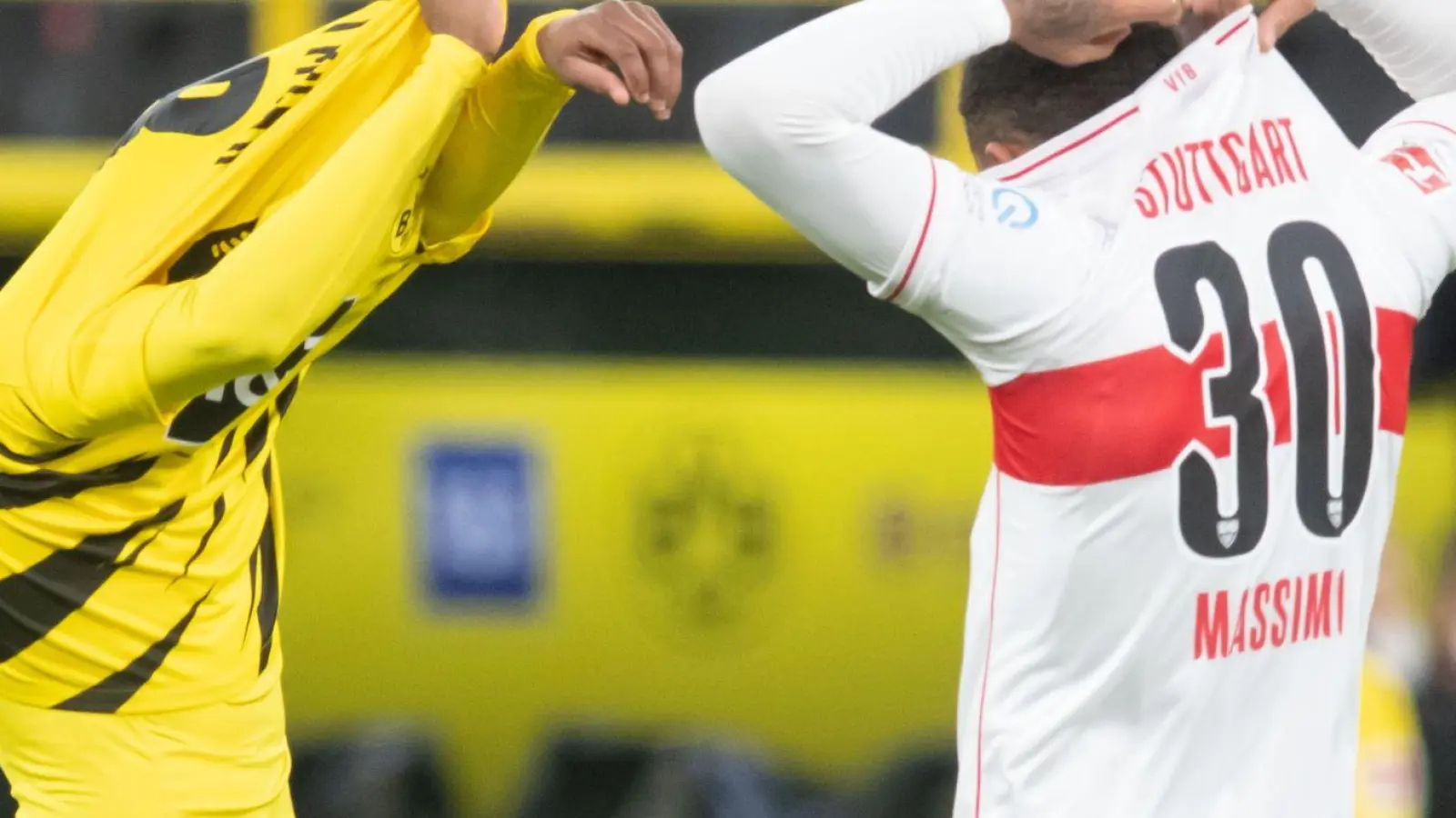 Nicht nur für Fans, sondern auch für die Profis selbst sind die Trikots beliebte Sammlerstücke. (Foto: Bernd Thissen/dpa)