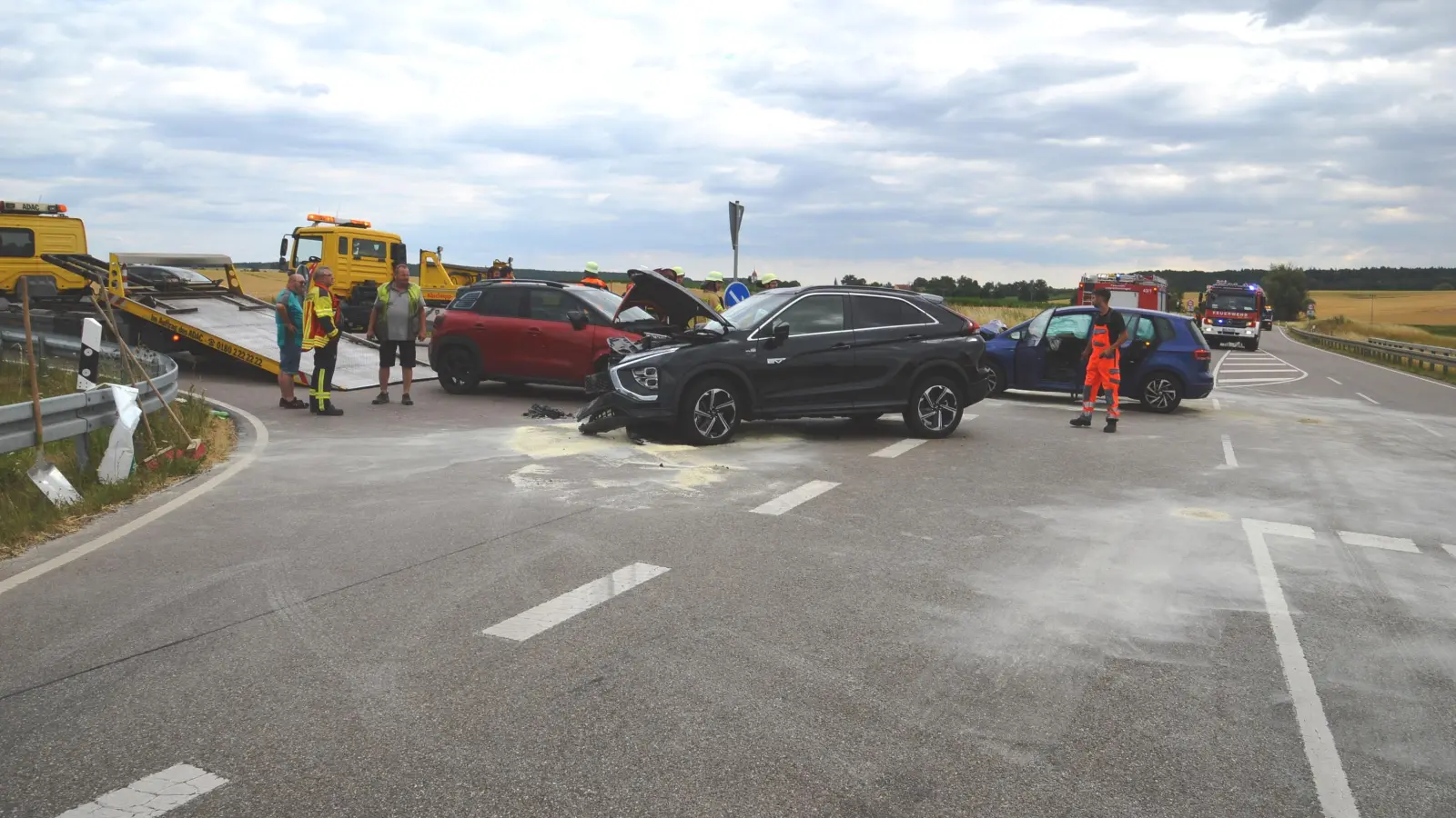 Erheblicher Sachschaden ist am Donnerstagnachmittag bei einem Verkehrsunfall an der Abzweigung nach Unterschwaningen entstanden. (Foto: Peter Tippl)