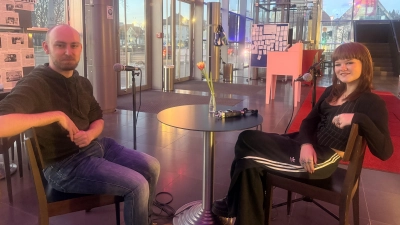 Der Dramaturg Jan Besser im Gespräch mit Janna Terstiege, die in dem Podcast Einblick gibt in die Theaterwelt.  (Foto: Sema Kahvecioglu)