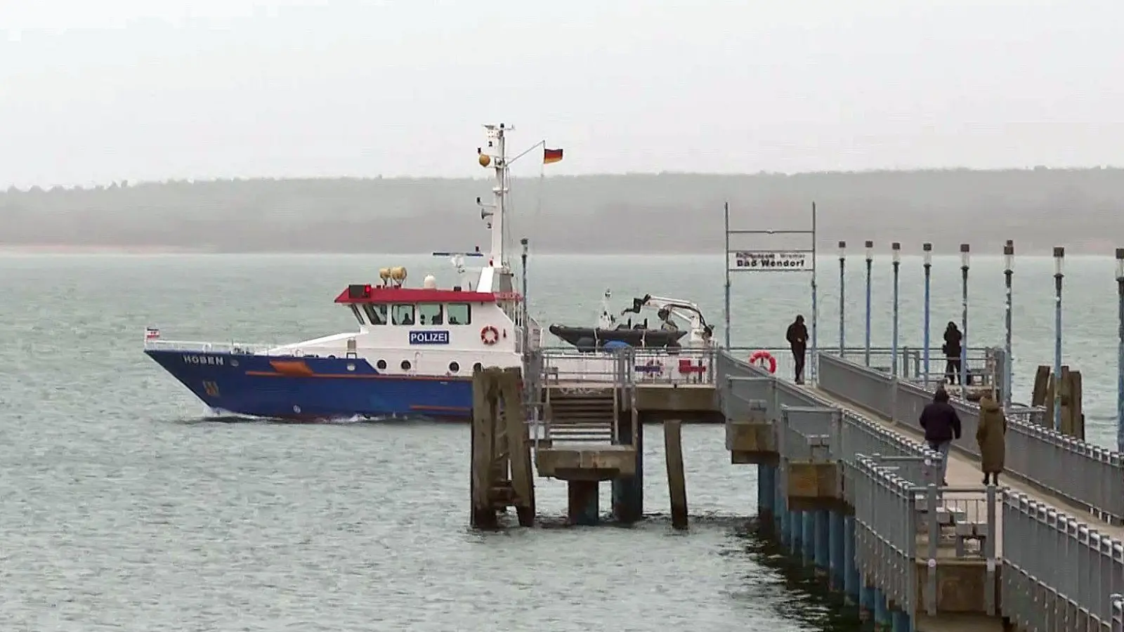Die Einsatzkräfte suchen den Wal seit dem Morgen wieder von Wasser aus. (Foto: Stefan Tretropp/dpa)