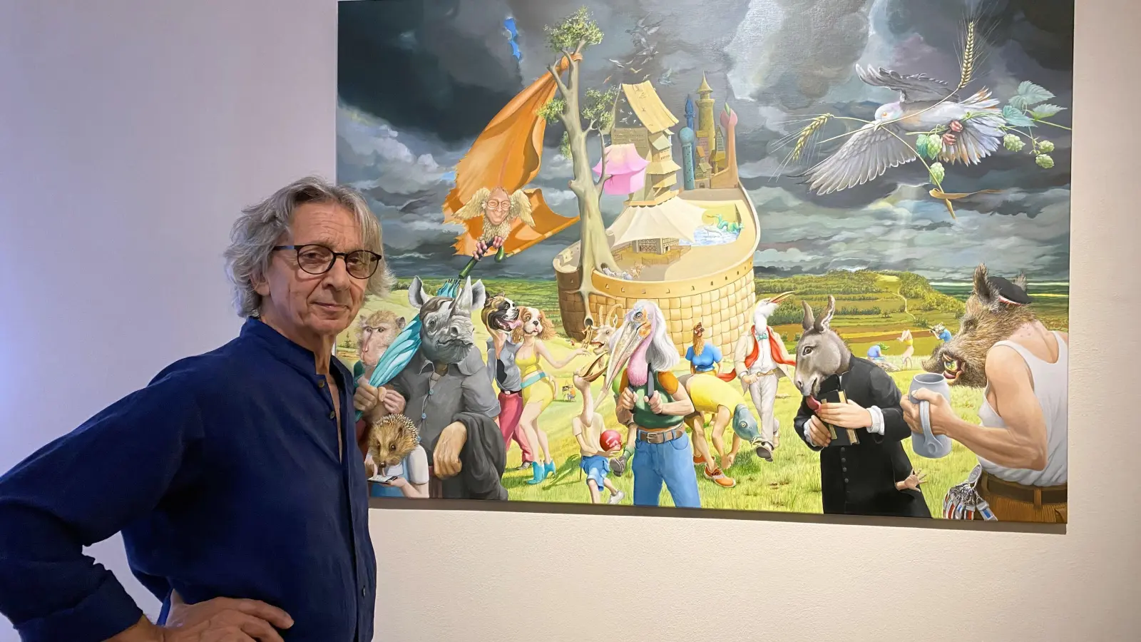 Peter Pabst zeigt in der Heimatfestausstellung im Alten Schloss seinen Blick auf Neustadt. (Foto: Nicole Gunkel)