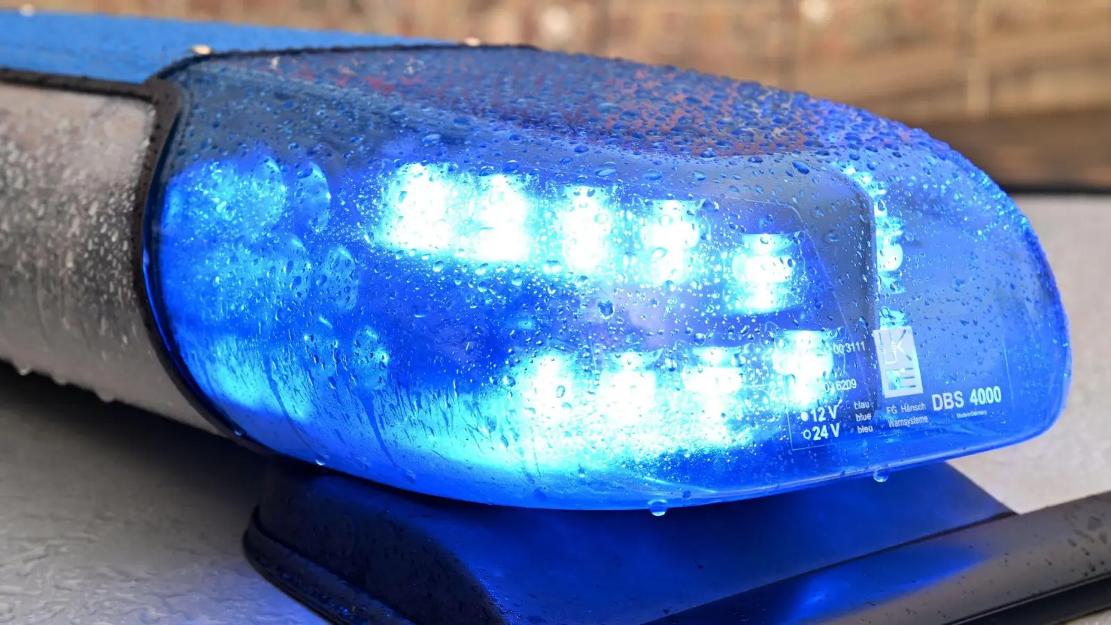Zehn Personen in zwei Fahrzeugen waren von einem Unfall auf der A6 bei Aurach betroffen. (Symbolbild: Carsten Rehder/dpa)