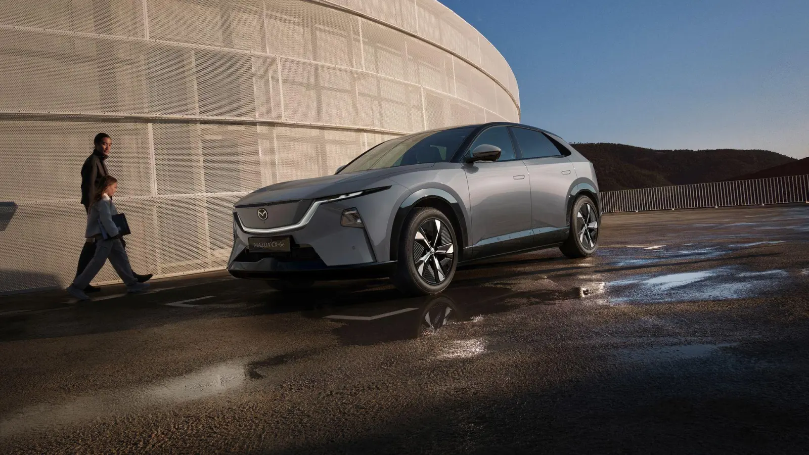 Der Mazda CX-6e soll im Sommer zu Preisen ab 50 000 Euro auf den Markt kommen. (Foto: Mazda/dpa-tmn)