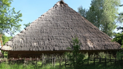 Das Dach des Firstpfostenhauses im Fränkischen Freilandmuseum wird im Herbst neu gedeckt. (Foto: Freilandmuseum/Christine Berger)