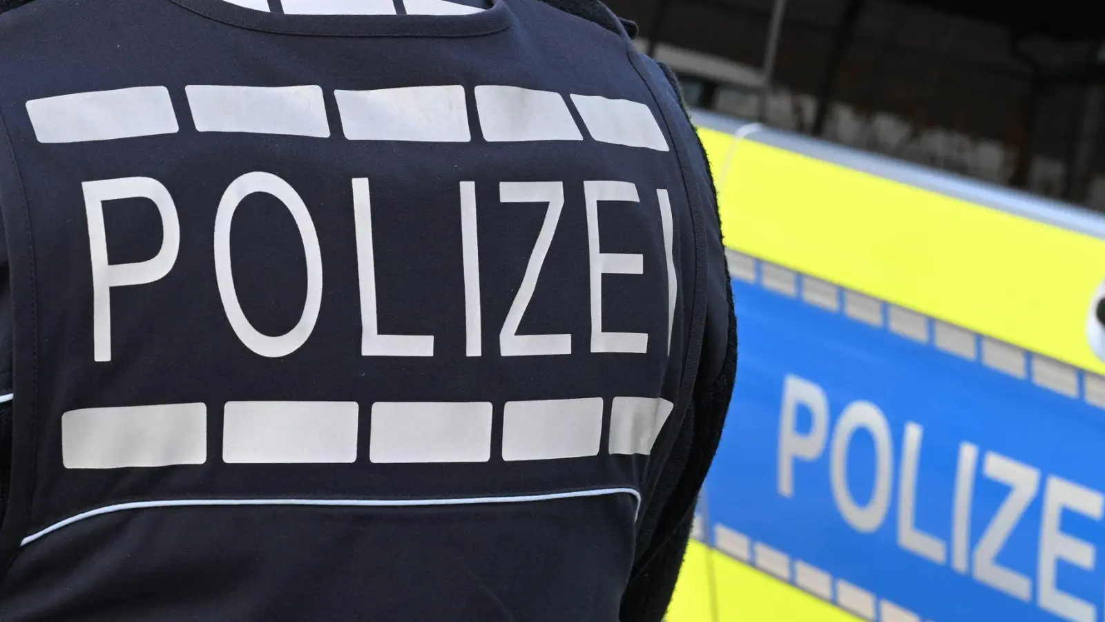 Die Suche nach zwei Verdächtigen läuft. (Symbolbild)  (Foto: Bernd Weißbrod/dpa)