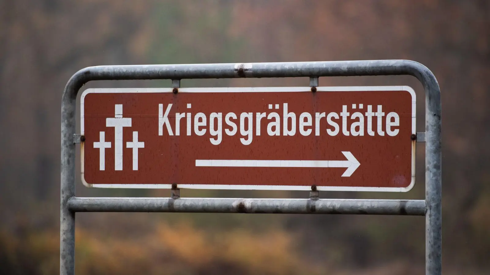Laut Polizei wurden die Kerzen mutmaßlich am späten Samstagabend auf der Kriegsgräberstätte platziert. (Symbolbild) (Foto: Soeren Stache/dpa-Zentralbild/ZB)