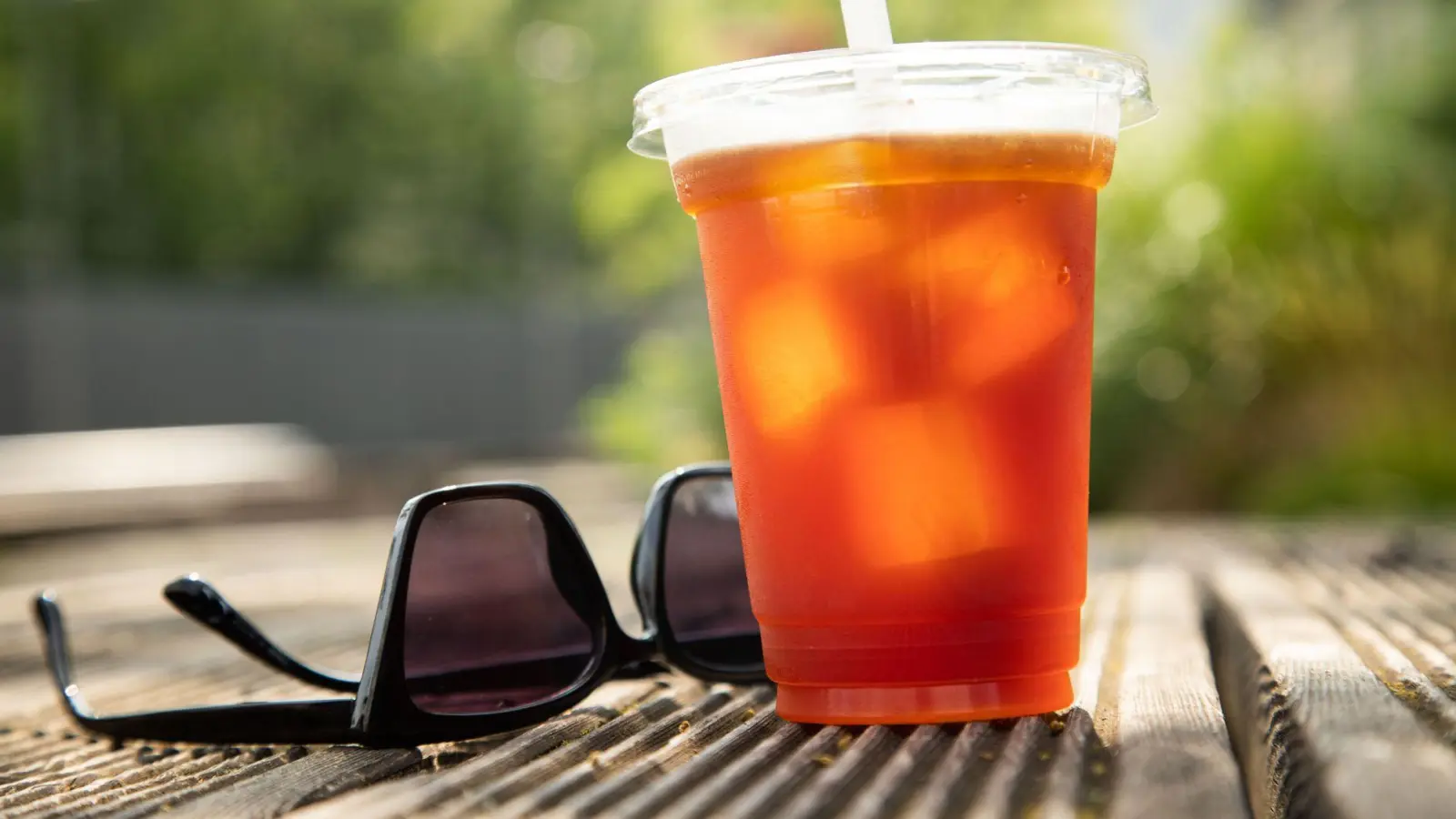 Cold Brew Kaffee mit Eiswürfeln: Da bei der Mazeration keine Bitterstoffe gelöst werden, schmeckt er mild und weich. (Foto: Christin Klose/dpa-tmn)