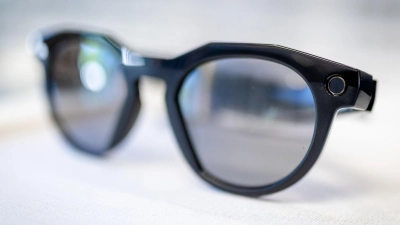 Smart Glasses können an Schulen vielfältige Probleme verursachen. (Symbolbild) (Foto: Christoph Schmidt/dpa)