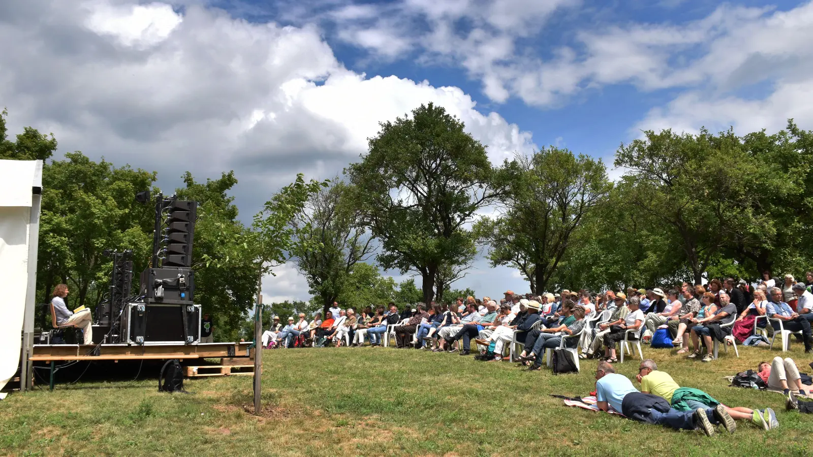 Entspannt auf der Wiese: das Publikum 2018 bei der Streuobstbühne. (Foto: Peter Kick)