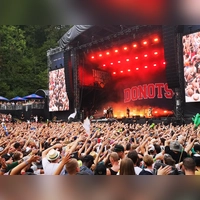 Die Donots gratulierten dem Festival zum runden Geburtstag mit ihrem 14. Auftritt dort und wurden von den Fans gefeiert. (Foto: Jürgen Binder)