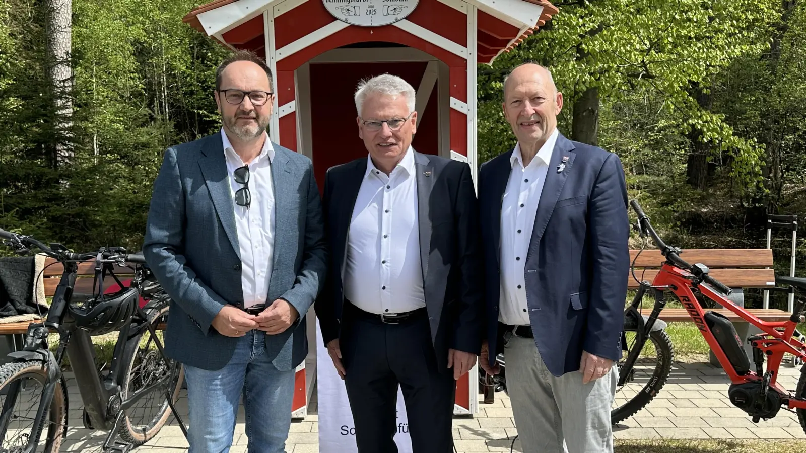 Bei der offiziellen Einweihung (von links): Dombühls Bürgermeister Jürgen Geier, stellvertretender Landrat Hans Henninger und Schillingsfürsts Bürgermeister Michael Trzybinski. (Foto: Bettina Dworatzek)
