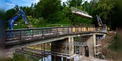 Ein tonnenschweres Teil der Brücke hing am Haken: Die marode Überquerung zwischen Petersaurach und Wicklesgreuth war lange ein Politikum. Nach dieser Woche ist das Bauwerk Geschichte. (Foto: René Chlopotowski)