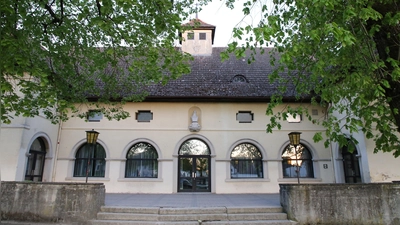Die Stadthallt Windsbach ist in die Jahre gekommen. Im Haushalt des laufenden Jahres sind 150.000 Euro für einen Realisierungswettbewerb zur Modernisierung der Halle vorgesehen. In den kommenden Jahren sollen knapp acht Millionen in die Modernisierung fließen. (Foto: Alexander Biernoth)