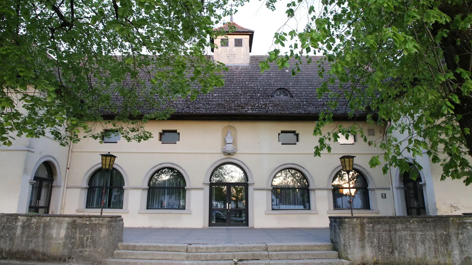 Die Stadthallt Windsbach ist in die Jahre gekommen. Im Haushalt des laufenden Jahres sind 150.000 Euro für einen Realisierungswettbewerb zur Modernisierung der Halle vorgesehen. In den kommenden Jahren sollen knapp acht Millionen in die Modernisierung fließen. (Foto: Alexander Biernoth)