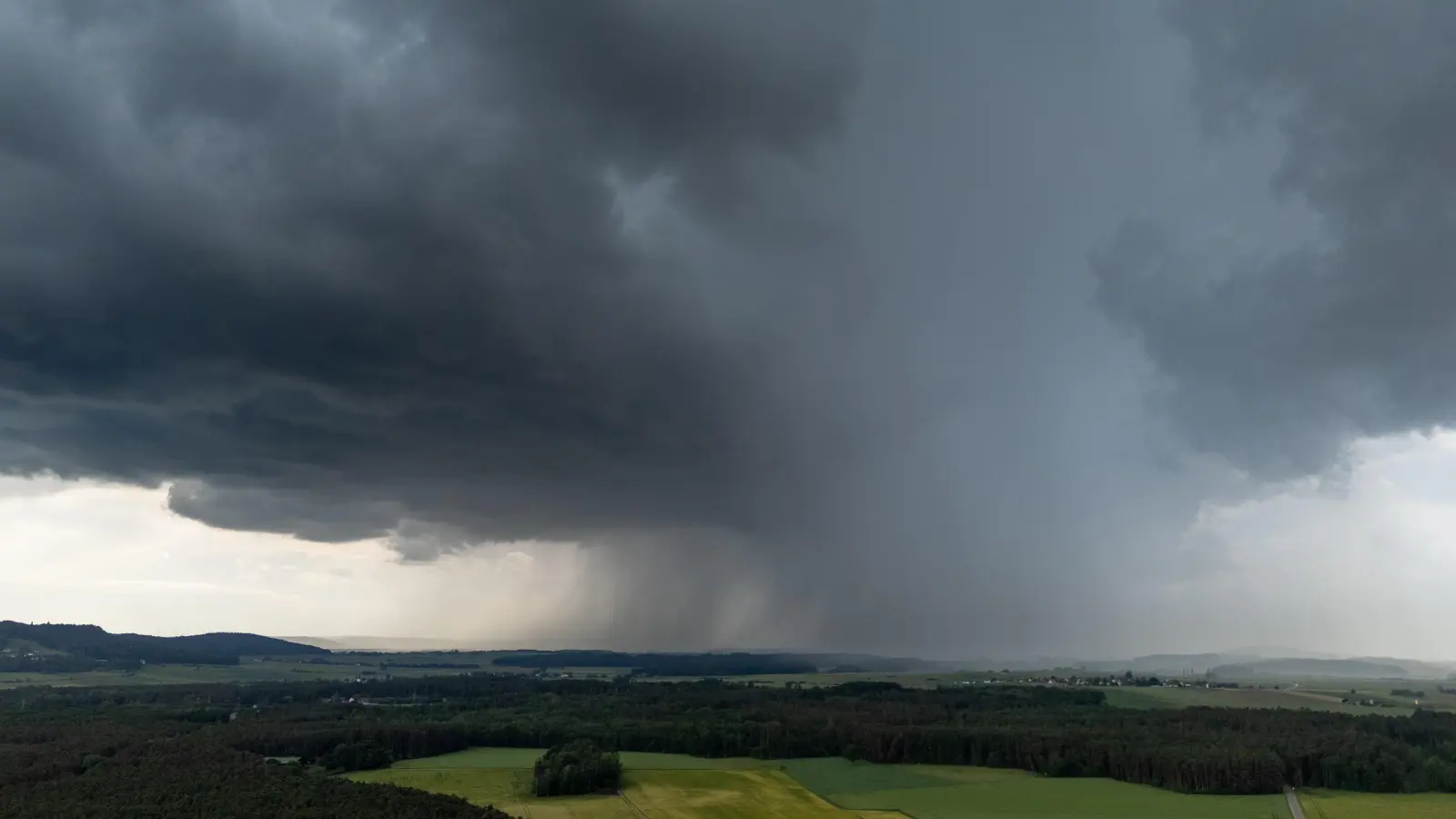 Solche Gewitterwolken zogen am Sonntag über Westmittelfranken hinweg. (Foto: NEWS5 / Lars Haubner)