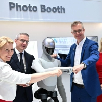 Beim Eröffnungsrundgang zur diesjährigen IFA wurde den Politikern unter anderem ein Roboter der Marke Xiaomi präsentiert. (Foto: Bernd von Jutrczenka/dpa)