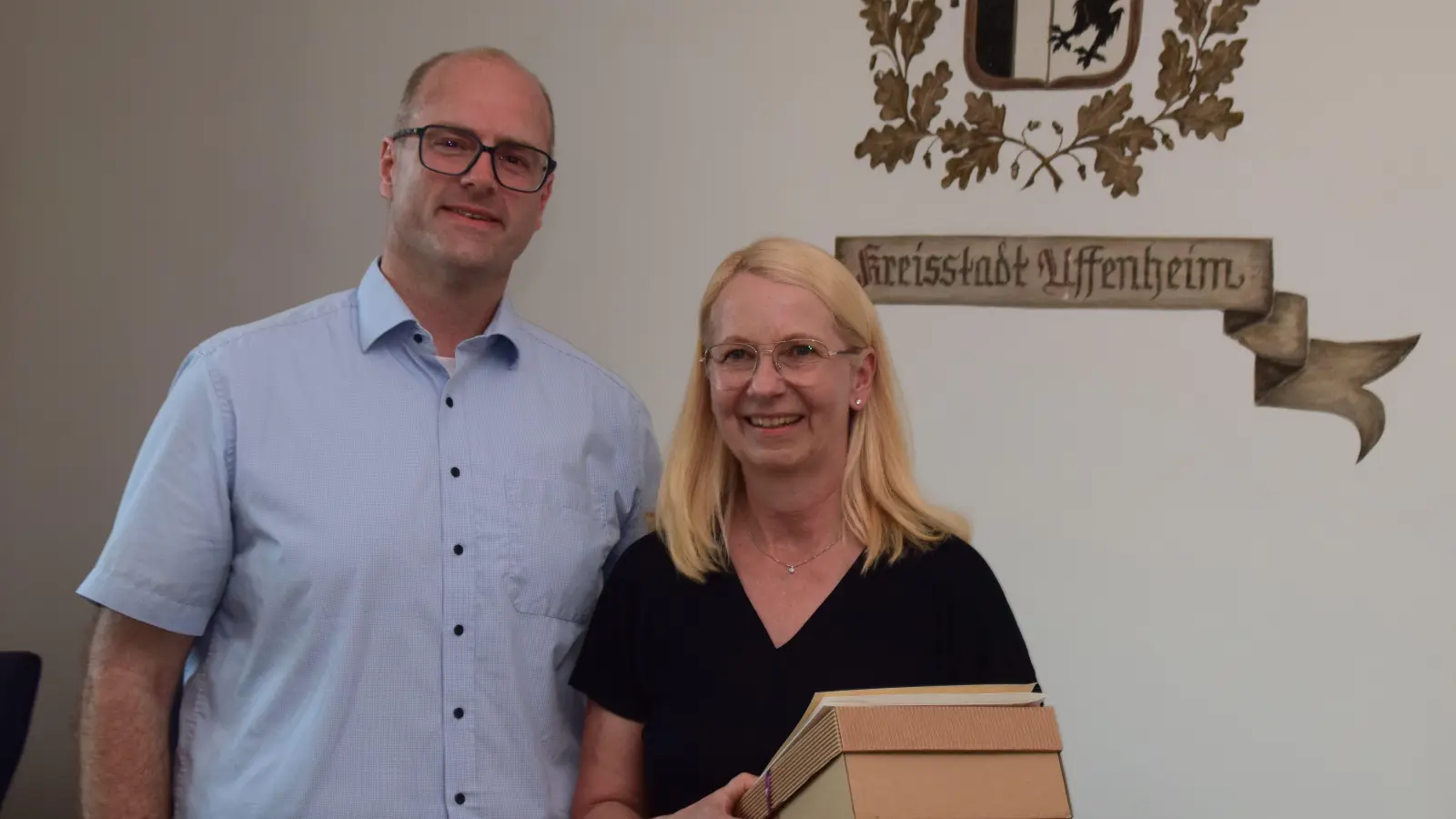 Bürgermeister Thomas Schmitt verabschiedete die aus dem Stadtrat scheidende Ulrike Streng.  (Foto: Gerhard Krämer)