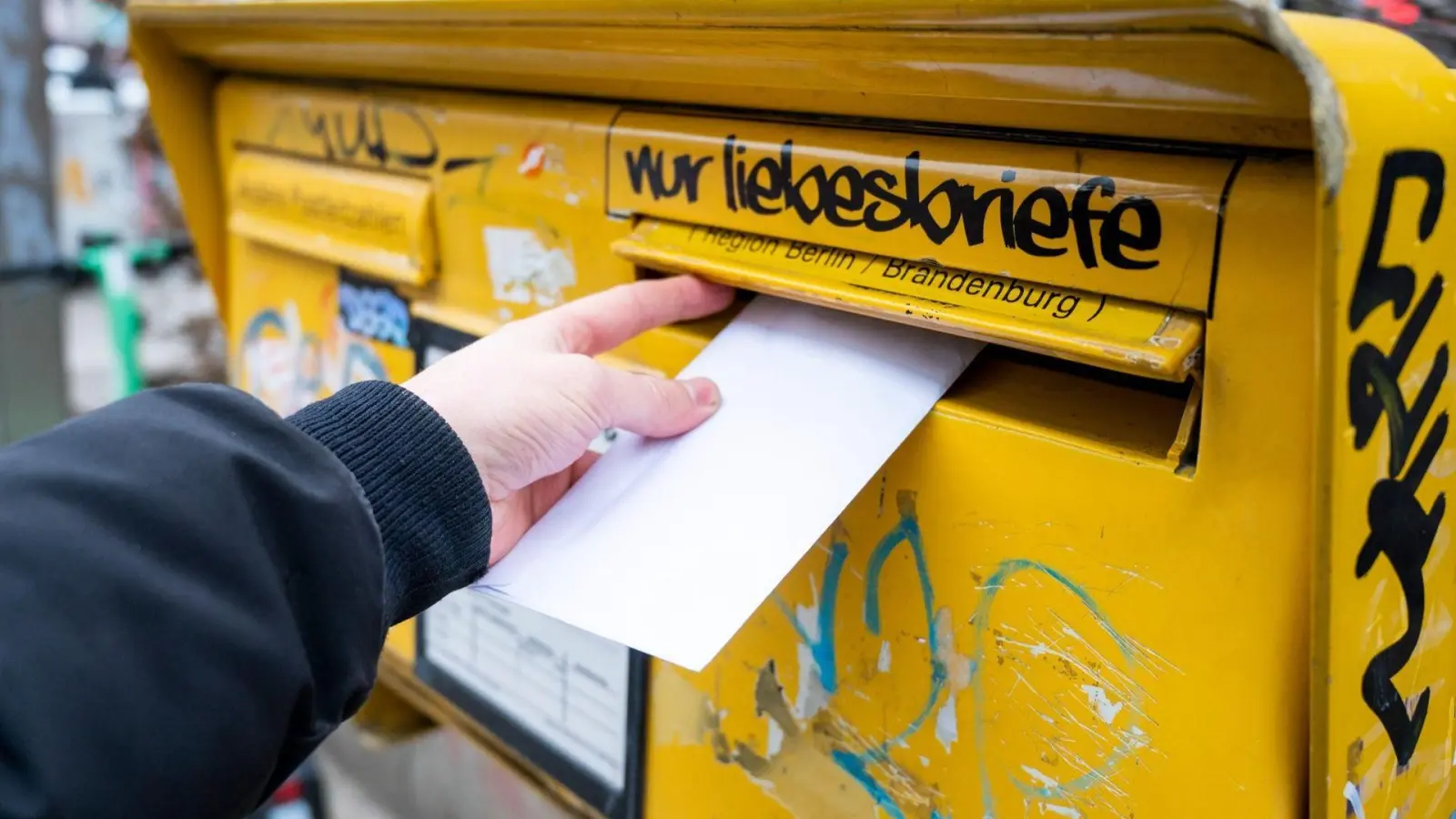 Briefe einschmeißen kann man heute auch im Bereich der Zustellstützpunkte Ansbach und Markt Bibart, aber dort kommen heute Briefe und Pakete nicht an. (Archivbild: Christophe Gateau/dpa)