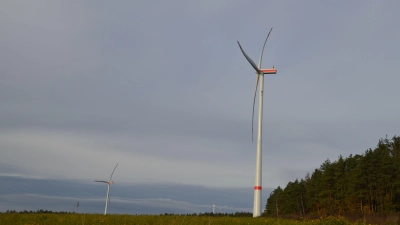 Auf Markt Taschendorfer Gebiet drehen sich schon einige Windräder und erzeugen Strom. Jedoch müssen im Landkreis noch einige Anlagen folgen, um die Ziele mit den Erneuerbaren zu erreichen. (Foto: Johannes Zimmermann)