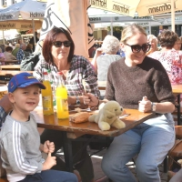 Kind und Kegel genießen das Neustädter Herbstfest am Marktplatz mit fränkisch Deftigem. (Foto: Anita Dlugoß)