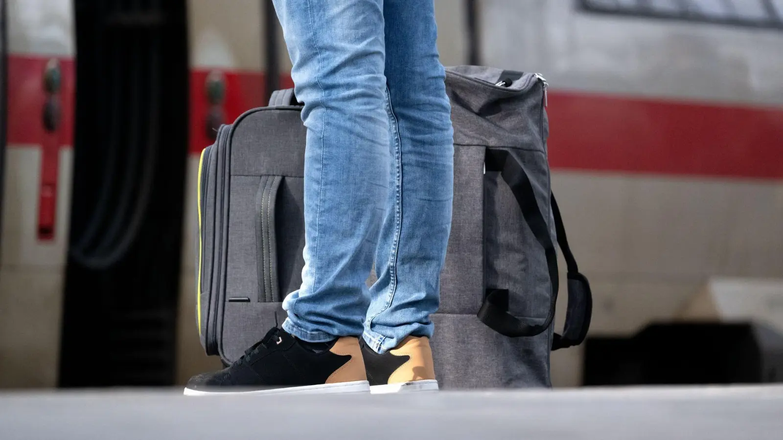 Reisende müssen bei Bahnfahrten in Bayern 2026 wieder einiges an Geduld mitbringen. (Symbolbild) (Foto: Sven Hoppe/dpa)