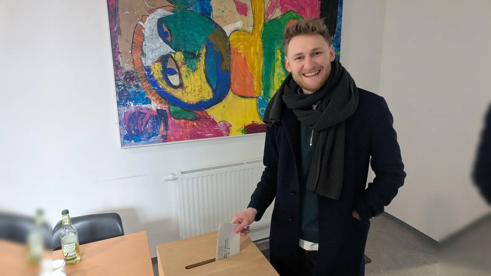 Sebastian Amler, Direktkandidat der Grünen für den Wahlkreis Ansbach, bei der Stimmabgabe im Wahllokal in Ettenstatt im Landkreis Weißenburg-Gunzenhausen. (Foto: Markus Steiner)