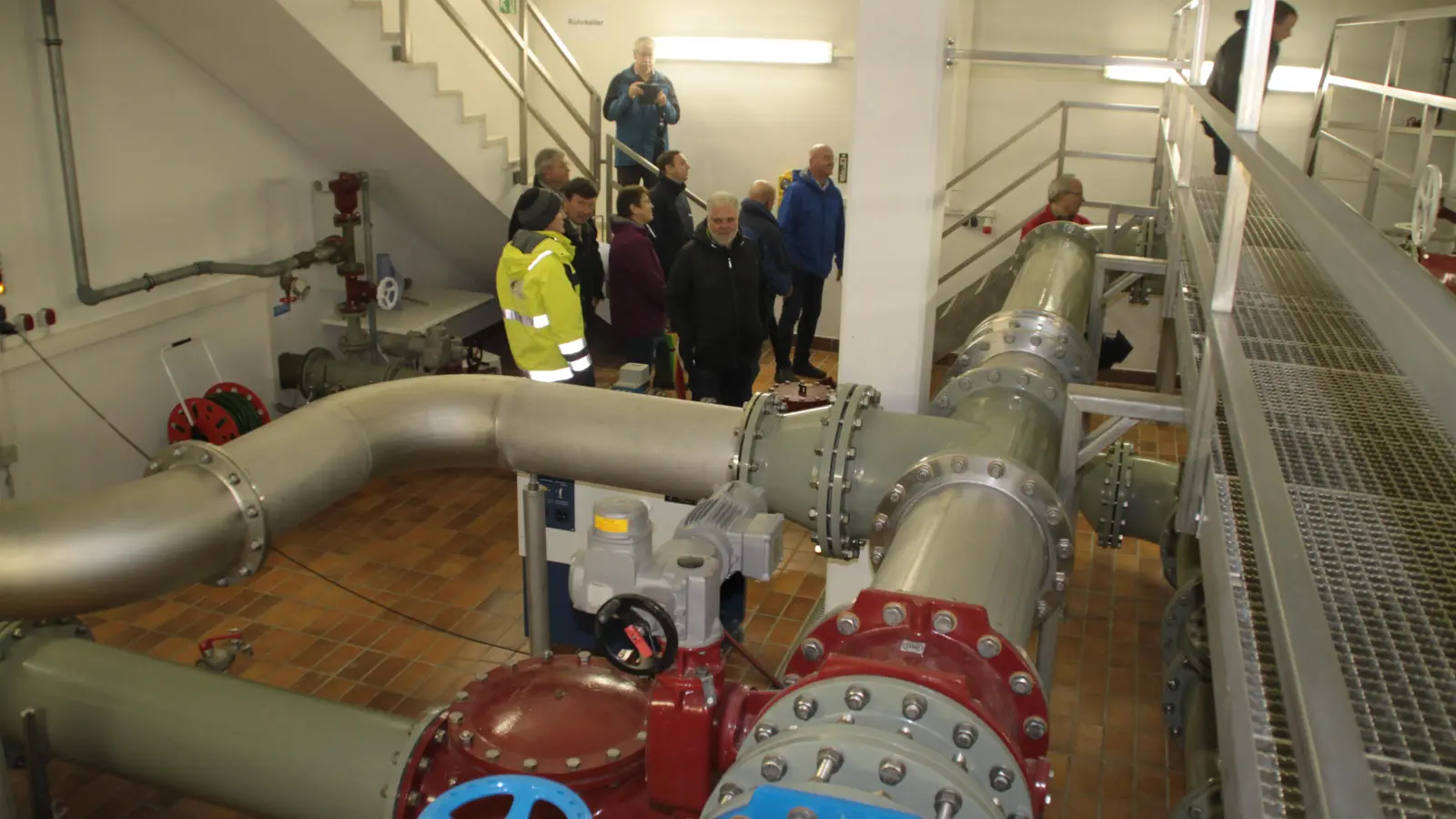 Für die Besucher des Stadtrats gab es eine kleine Einführung in die Anlagentechnik, unter anderem mit den Steuer- und Messeinrichtungen oder zum Entleeren der Behälter für die Reinigung. (Foto: Hans-Bernd Glanz)