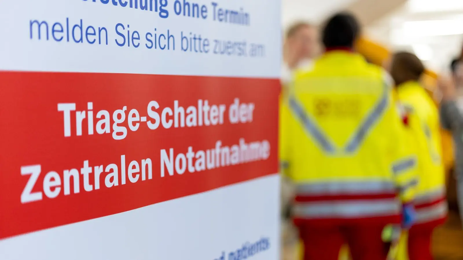 In manchen Notsituationen müssen Ärzte entscheiden, wer zuerst behandelt wird. (Archivbild) (Foto: Daniel Karmann/dpa)