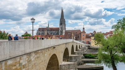 Die Steinerne Brücke führt über die Donau zur Altstadt von Regensburg. (Archivbild) (Foto: Armin Weigel/dpa)