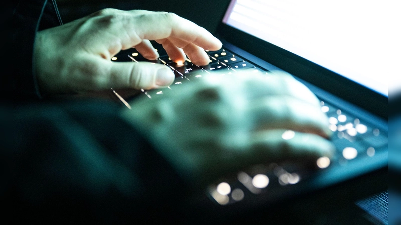 Ein Cyberangriff sorgte zeitweise für Störungen im Landratsamt Cham. (Symbolbild) (Foto: Philip Dulian/dpa)