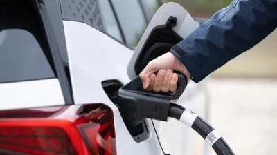 „Ich will nicht ewig auf der Autobahn bleiben“: Wer beim Laden unterwegs Zeit sparen will, kann ein paar Tipps befolgen. (Foto: Sebastian Kahnert/dpa)