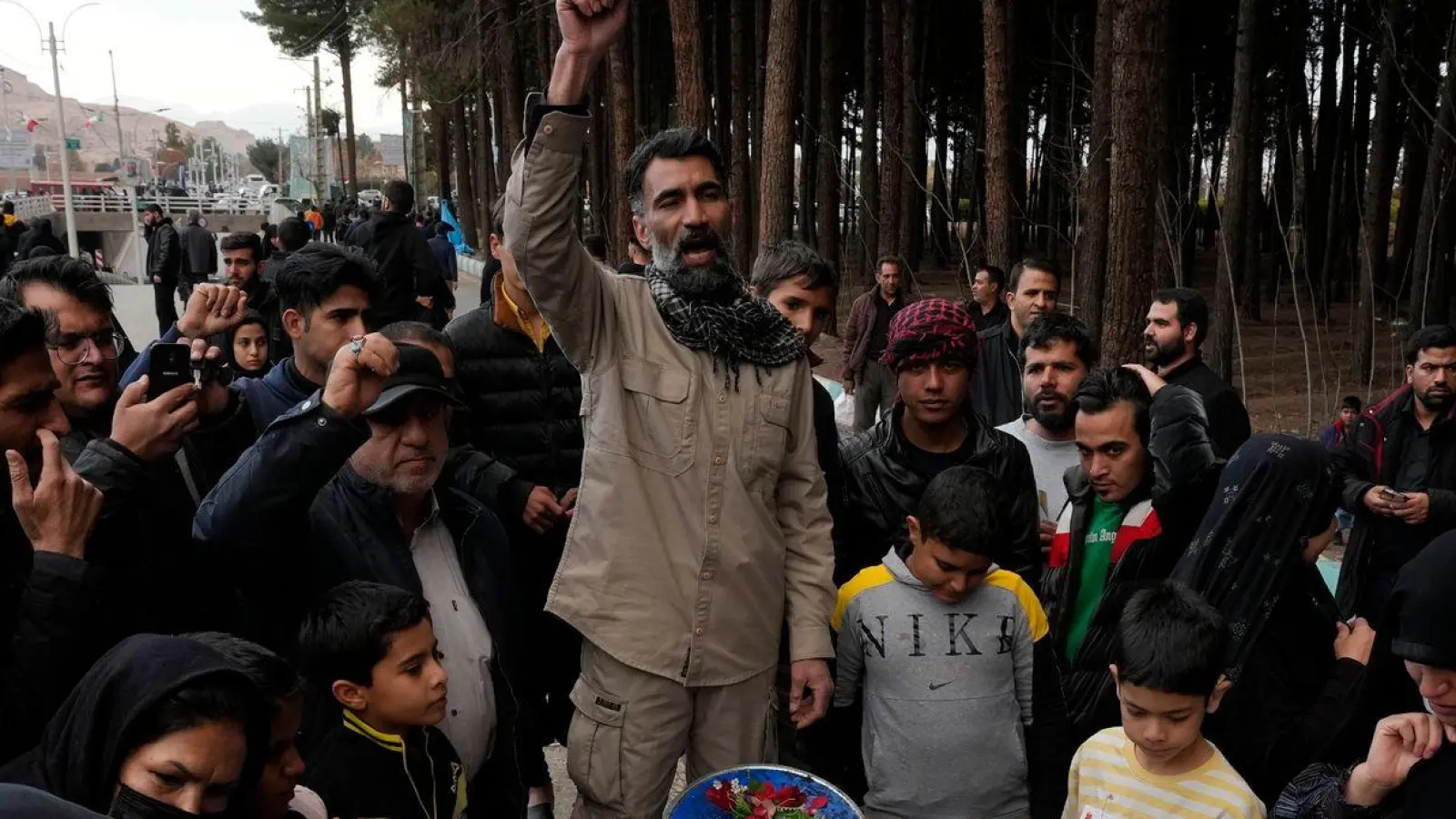 Menschen skandieren Slogans am Ort der Bombenexplosion in der Stadt Kerman. (Foto: Vahid Salemi/AP/dpa)