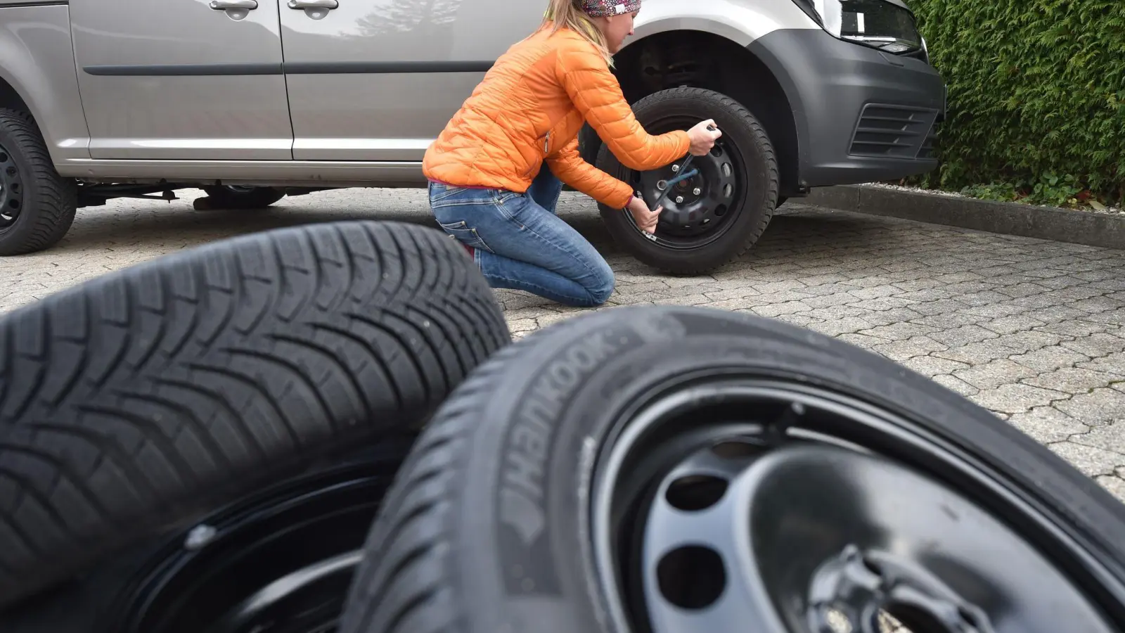Räder selbst wechseln: Beim eigenständigen Tausch nicht die Sicherheit vergessen. (Foto: Angelika Warmuth/dpa/dpa-tmn)