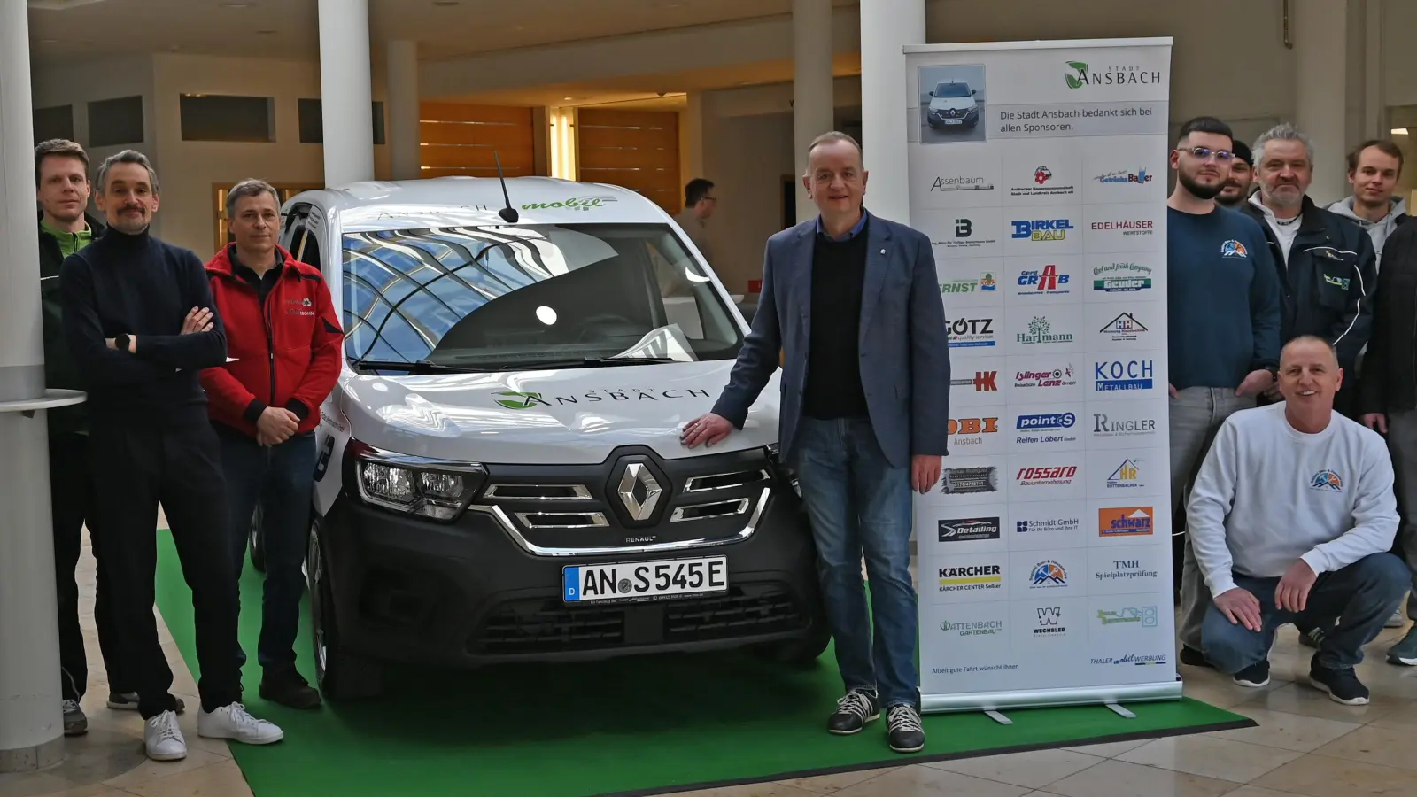 Bei der offiziellen Fahrzeugübergabe dankte Oberbürgermeister Thomas Deffner allen Werbepartnern. (Foto: Stadt Ansbach / Anne Ziegler)