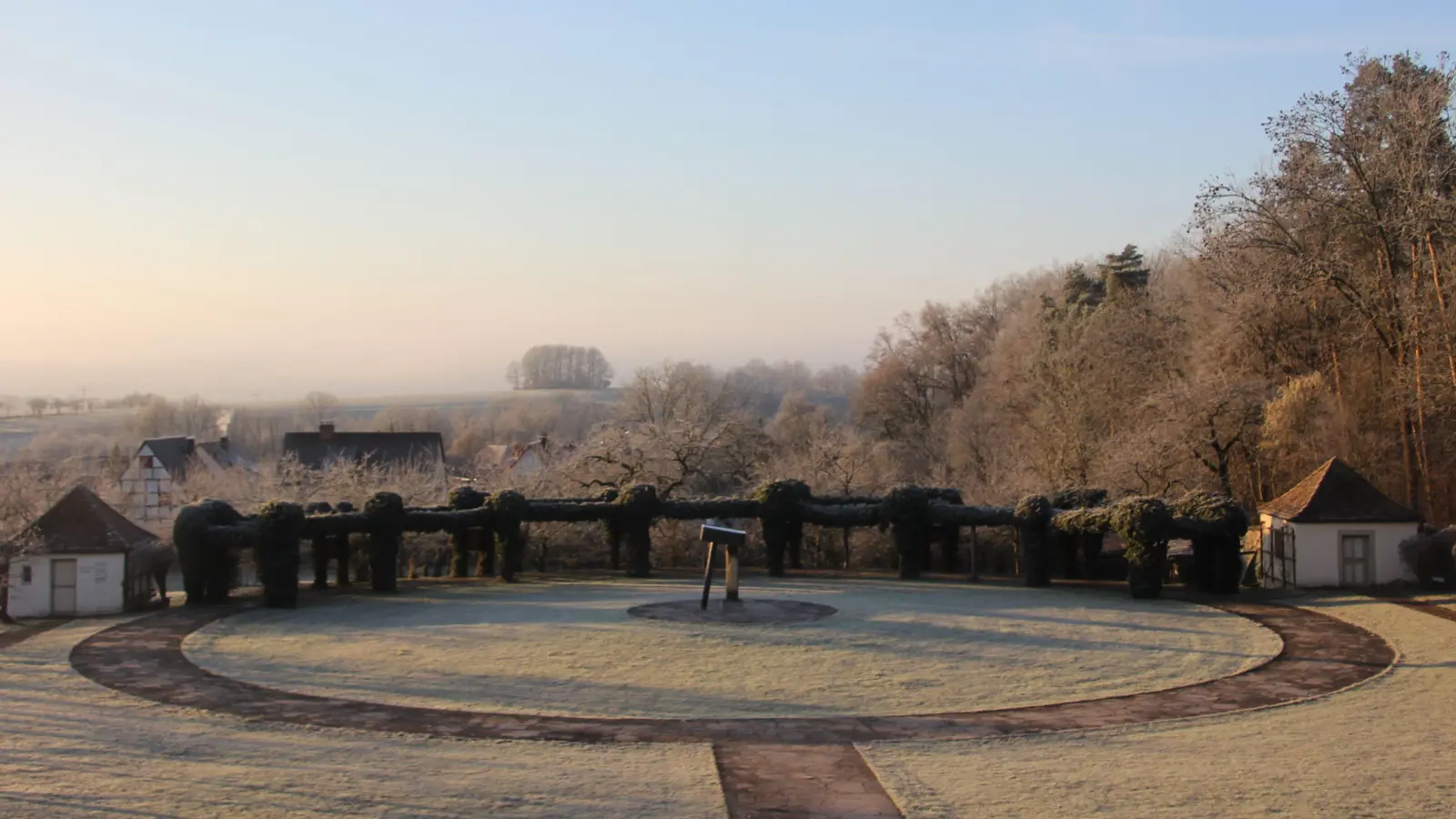 Der Garten der Schwarzenberger Franziskaner strahlt die Ruhe aus, die so mancher in einem Kloster sucht. (F.: Kloster Schwarzenberg/Andreas Murk)